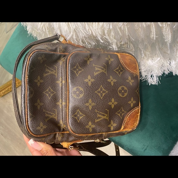 Measurements:

Length - 5.9 inches

Height - 8.3 inches

Depth - 3.5 inches - Picture 8 of 8